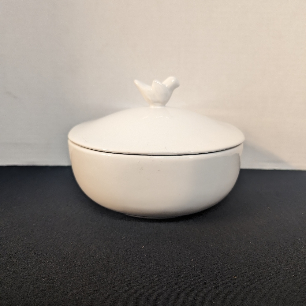 Pottery Barn Great White Dove Covered Dish Bowl with Lid